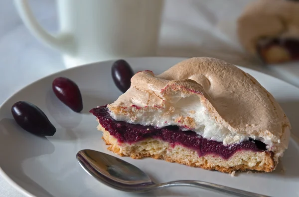 Bolo de frutas com merengue — Fotografia de Stock