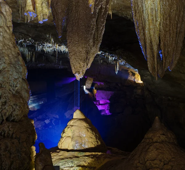 Освещение в пещере Прометея удивительно — стоковое фото