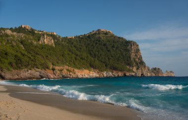 Yeşil dağların çevre Beach