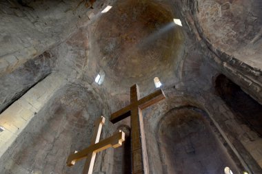 Kilise sahnede Kýlavuzlar