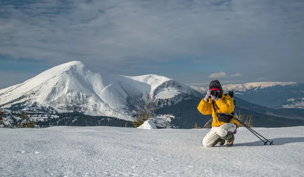 Tomada de paisagem tiro nas montanhas de inverno — Fotografia de Stock