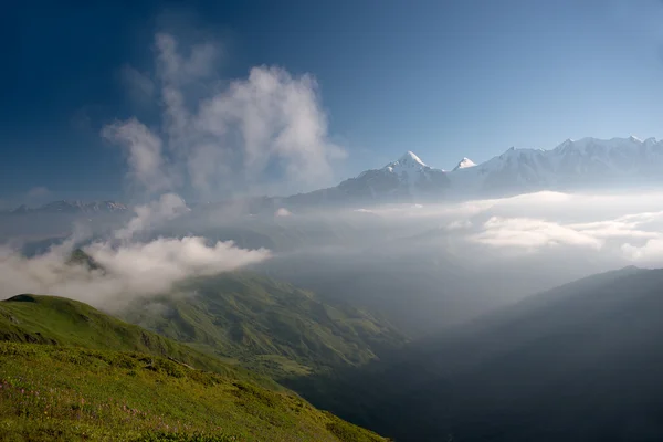 Cena com nuvens nas montanhas — Fotografia de Stock