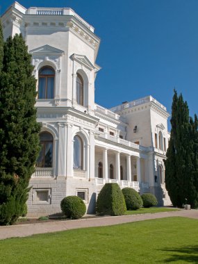 Beyaz Livadia Sarayı mavi gökyüzü arka planına karşı. Livadia Sarayı, son Rus Çarı II. Nicholas ve ailesinin Livadiya, Kırım 'daki yaz tatiliydi..