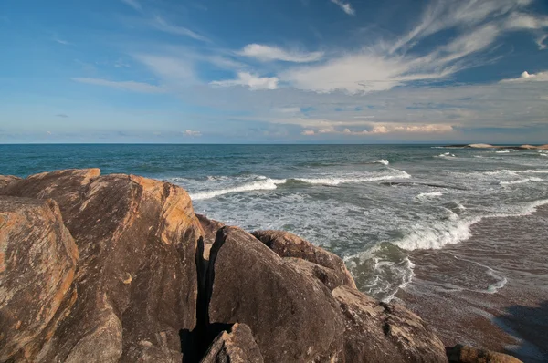 Oceaan, rotsen en mooie hemel — Stockfoto
