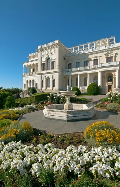 Palazzo bianco e fiori in primo piano Crimea — Foto Stock