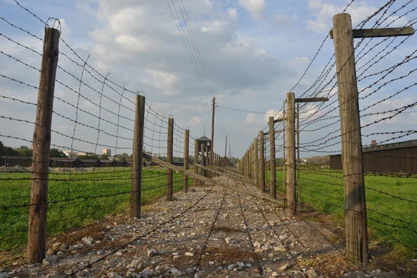 Majdanek 集中营的倒钩铁丝网 — 图库照片