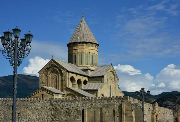 Svetitskhoveli Katedrali gökyüzü arka plan — Stok fotoğraf