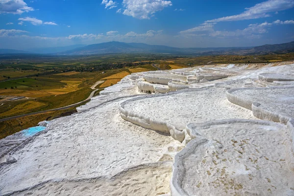 Terrazas blancas de Pamukkale contra el paisaje multicolor — Foto de Stock