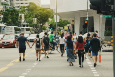 Singapur, Orchard Bulvarı 'nda zebra caddesinde yürüyen bulanık insanlar.