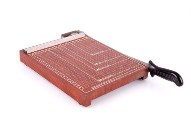 Kağıt kesicisi beyaz arkaplanda izole edildi