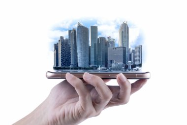 Business Finans Bölgesi 'nin modern binasını elinde tutan bir adam akıllı telefon, endüstriyel yapı kavramı ve teknoloji ile başarı.