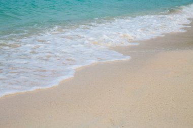 Yumuşak dalga ve kumlu sahilde mavi deniz kabarcığı