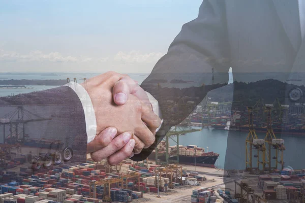 Dubbel Exponering Affärspartners Handslag Och Containerfartyg Export Och Importverksamhet Och — Stockfoto