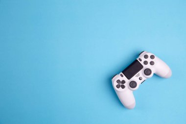 Oyun kumandası mavi arkaplanda izole edildi, oyun konsolu Interactive Entertainment geliştirildi