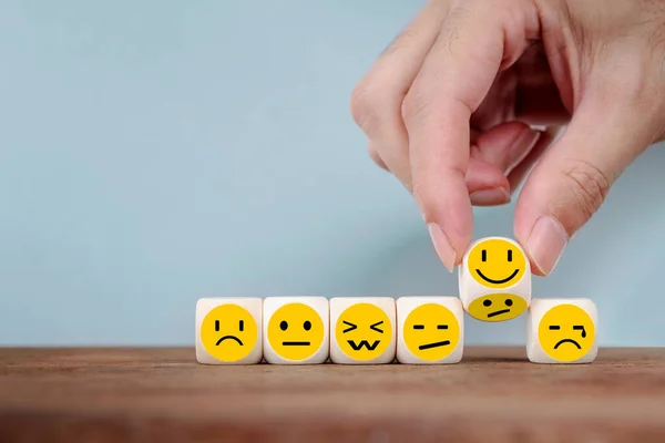 Mão Mudando Com Sorriso Emoticon Ícones Rosto Cubo Madeira Mão — Fotografia de Stock