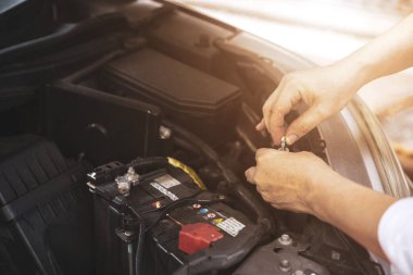 Araba tamircisinin elleri oto tamir servisinde kontrol motoruyla çalışıyor.