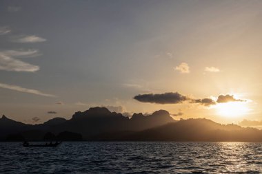 Chiao Lan Barajı, Tayland 'da güzel bir yaz manzarası gölü ve dağ sırası. seyahat yaz konsepti