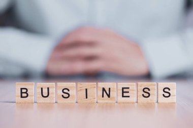 İş sözcüğü ahşap blok küplerine yakın. ticari yaratıcı motivasyon kavramı