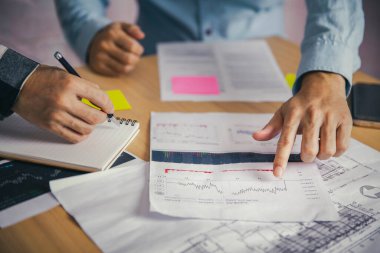 Analiz grafik tasarımı fikirleri ve toplantı odasında iş büyümesi konulu proje üzerinde çalışan İş Adamları Toplantısı.