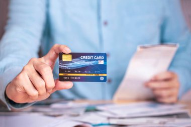 Kredi kartı ekstreleri ve kredi kartı borçları için iş e-ticaret makbuzu.