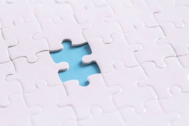 Mavi arkaplanda, metin veya içeriğiniz için kopyalama alanı bulunan tamamlanmamış yapboz, gruplardan ayrılmış çalışma kavramları