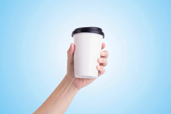 Mão Masculina Segurando Uma Xícara Café Branco Isolado Fundo Azul — Fotografia de Stock