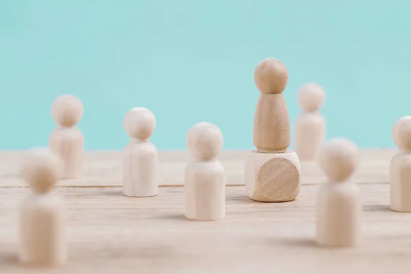 Succesvolle Zakenman Onderscheidt Zich Van Menigte Concept Het Leiderschap Teamoverwinning — Stockfoto