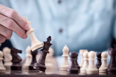 İş adamı satranç oyununda başarı oyunu, konsept stratejisi ve başarılı yönetim veya liderlik ile oynar