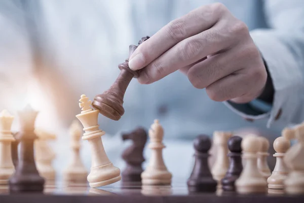 İş adamı satranç oyununda başarı oyunu, konsept stratejisi ve başarılı yönetim veya liderlik ile oynar