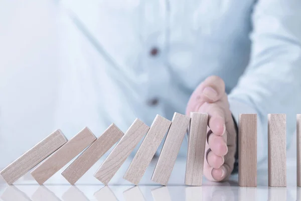 Zakenman Hand Stoppen Met Het Domino Effect Voor Management Oplossing — Stockfoto