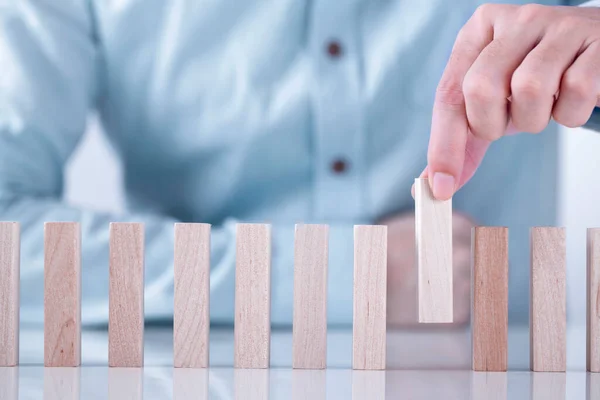 Zakenman Hand Stoppen Met Het Domino Effect Voor Management Oplossing — Stockfoto