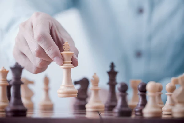 İş adamı satranç oyununda başarı oyunu, konsept stratejisi ve başarılı yönetim veya liderlik ile oynar