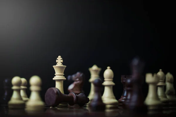 競争の成功プレイ 概念戦略と成功した管理やリーダーシップのチェスゲーム — ストック写真