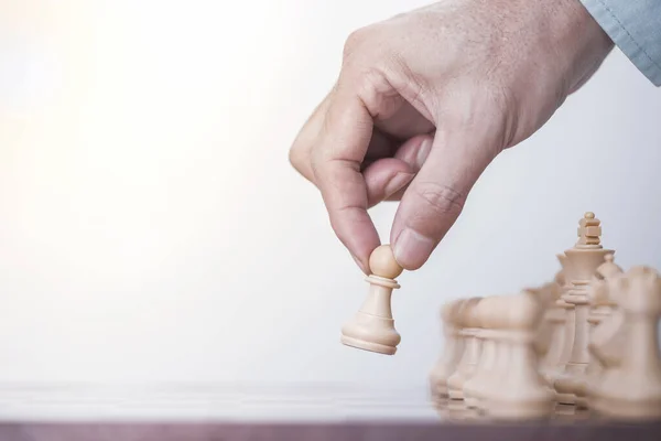 ビジネスマンは 競争の成功プレイ コンセプト戦略と成功した管理やリーダーシップでチェスゲームで遊ぶ — ストック写真