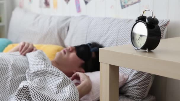 Ύπνος Νεαρός Που Καλύπτει Διαταραχθεί Από Θορυβώδη Ήχο Του Ξυπνητήρι — Αρχείο Βίντεο