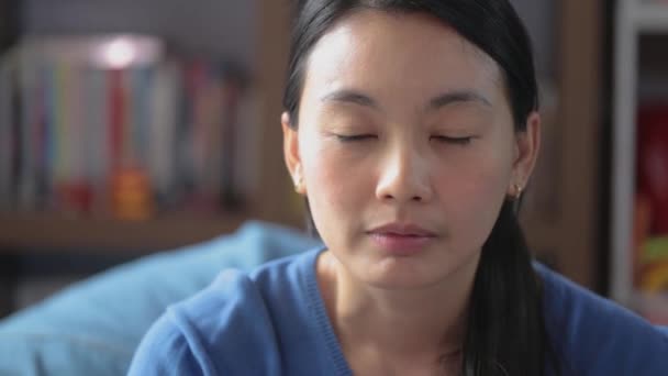Mladá Asijská Žena Ochranné Masce Pro Prevenci Epidemie Koronového Viru — Stock video