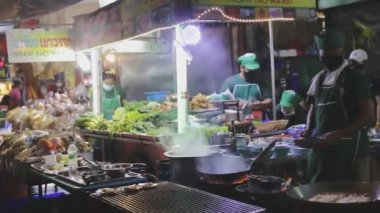 Bangkok, Tayland - 10 Aralık 2020 Şef, Bangkok Tayland 'daki Yaowarat Yolu' nda Çin Mahallesi 'nde bir sokak restoranında yemek pişiriyor.