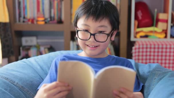 Retrato Asiático Menino Lendo Livro Aprendizagem Classe Estudo Casa Educação — Vídeo de Stock