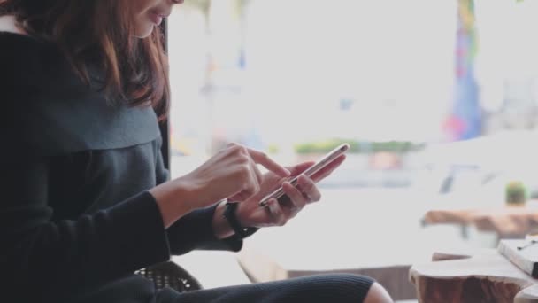 Asiatische Geschäftsfrau Nutzt Smartphone Mit Ihrem Geschäft Online Einkauf Einem — Stockvideo