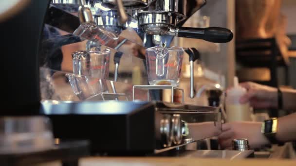 バリスタはショップカフェでコーヒーマシンから撮影されたエスプレッソのコーヒーを作る — ストック動画