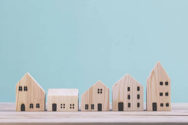 Bouwen Van Verschillende Houten Huis Model Blauwe Achtergrond Het Beheer — Stockfoto