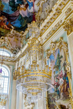 ISOLA BELLA, LAGO MAGGIORE, ITALY-JUNE 27.2018: Isola Bella, İtalya 'daki Borromeo Sarayı' ndaki Tavanda Kristal Chandelier Lamba 