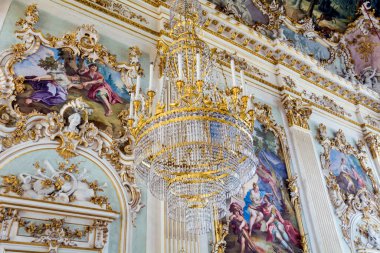 ISOLA BELLA, LAGO MAGGIORE, ITALY-JUNE 27.2018: Isola Bella, İtalya 'daki Borromeo Sarayı' ndaki Tavanda Kristal Chandelier Lamba 