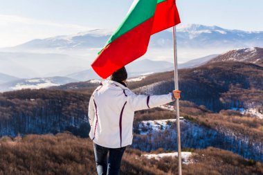 Bulgar Bayrağıyla Yüksek Kış Dağında Bir Kadın