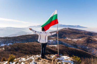Bulgar Bayrağıyla Yüksek Kış Dağında Bir Kadın