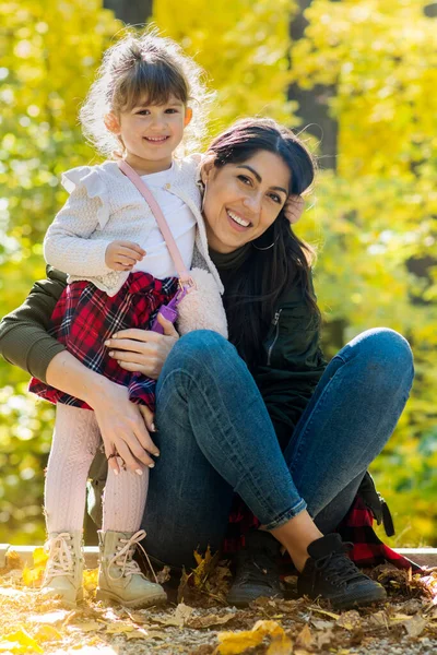 Mãe Feliz Abraçando Seu Filho Parque Outono Mãe Filha Família — Fotografia de Stock