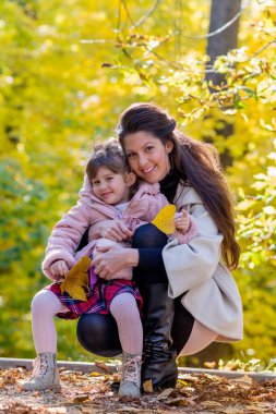 Mutlu Anne ve Çocuk Sonbahar Ormanında