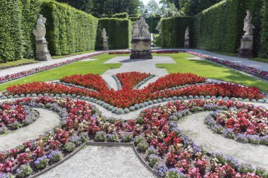 Linderhof Şatosu, Almanya - 15 Temmuz 2019: Çiçekli Linderhof Sarayı 'nda Açan Yaz Bahçesi 