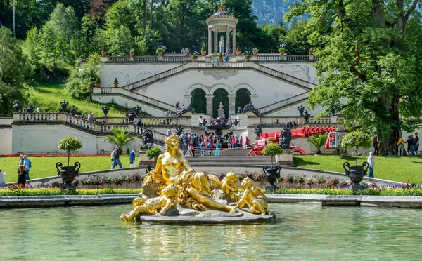 Замок Линдерхоф Германия Июля 2019 Года Фонтан Статуей Золотого Ангела — стоковое фото