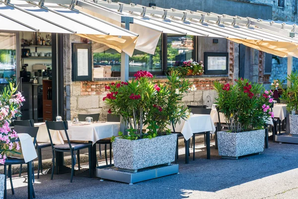 Cozy Outdoor Restaurant Wooden Tables Chairs Green Garden — стокове фото